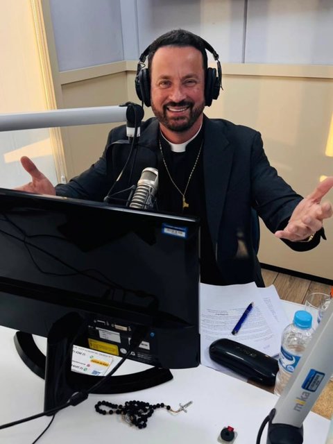 Hoje participei da Maratona de Oração na Rádio Canção Nova FM 95,9. @cancaonovasjc
Com o tema "Jesus, neste nome há poder". 
Obrigado pelo convite e que Deus abençoe a todos grandemente!