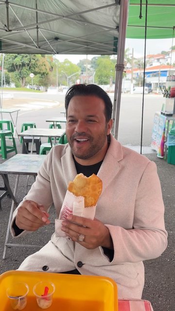 Um pastelzinho depois da Missa 😂
#padrealessandrocampos