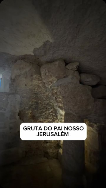 GRUTA DO PAI-NOSSO
Esta é a Gruta do Pai-Nosso, no Monte das Oliveiras (Jerusalém), onde Jesus, segundo a Tradição, ensinou aos seus discípulos a oração do Pai-Nosso.
Na entrada da gruta, uma imagem surpreende os pe…