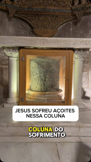 COLUNA DOS AÇOITES
Segundo uma antiga tradição de Jerusalém, Jesus sofreu os açoites junto a esta coluna antes de morrer na Cruz. Ela fica no interior da Basílica do Santo Sepulcro, ao lado do Monte Calvário. #terrasa…