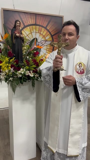 Hoje é dia de São Bento! 

Sob o sinal da Santa Cruz, que sejamos protegidos de todo o mal e das ciladas que afastam o nosso coração de Deus.

A cruz sagrada seja minha luz, não seja o dragão meu guia. Retira-te, Sata…