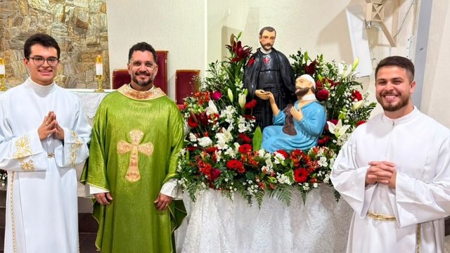 Ontem, tivemos a alegria de celebrar mais um dia da nossa novena, com a Santa Missa presidida pelo @peandersongomes , reunindo fiéis em um momento de profunda espiritualidade, comunhão e provocação para que possamos c…