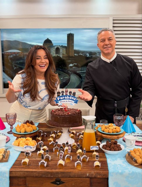 Estamos no ar! Nosso programa especial de 6 anos está começando! 💙✨
Fique ligadinho na @tvaparecida e não perca nada! 📺
Dani veste @georgiacarvalho