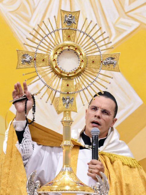 Enquanto eu Te adoro, Senhor, o meu coração vai sendo restaurado. Na Tua presença, as feridas encontram cura, a alma encontra paz e a esperança renasce. Que nunca nos falte a graça de permanecer diante de Ti, confiand…