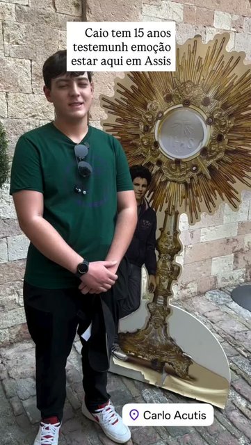 Chegando a Assis, Carlo Acutis já fez novas amizades! Carlos e Vidal são jovens que fazem uma experiência incrível nessa viagem!
🤎✨ Ver a juventude de hoje se conectando com o nosso "santo de calça jeans" é a prova v…