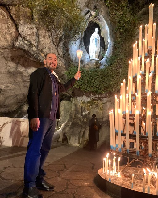 Neste dia de Nossa Senhora de Lourdes, recordo um dos dias mais felizes da minha vida. Rezar em Lourdes é tocar o Céu com as mãos! Ali tudo fala de Deus, das coisas do alto. O caminho feito por Santa Bernadete até a g…