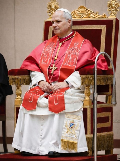 Salve, salve, Roma! O teu Sol não tem poente
Vence, refulgente, todo erro e todo mal
Salve, santo padre, vivas tanto ou mais que Pedro
Desça, qual mel do rochedo, a bênção paternal