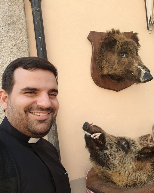 O maior perigo da vida nunca foi encontrar uma fera, mas acostumar com aquilo que, aos poucos, vai devorando a nossa alma!
O pecado raramente entra fazendo barulho. Ele chega como visita, depois vira companhia e qua…