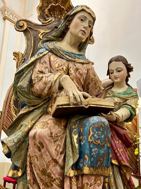 Há pessoas que passam a vida inteira diante da Igreja e nunca entram. Outras entram na Igreja, mas nunca deixam Deus entrar no coração!
A Novena de Sant’Ana não é somente um evento no calendário de Uruaçu. É muito m…