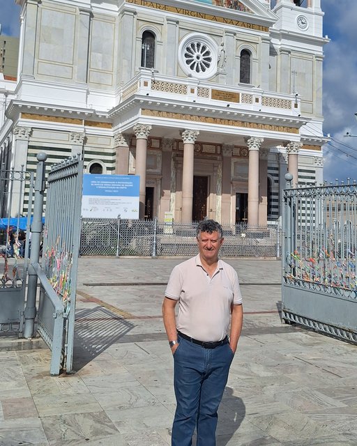 Portões abertos...
Vamos conhecer a Basílica de Nossa Senhora de Nazaré, em Belém do Pará.