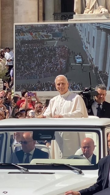 Como saudação deste Domingo de Páscoa, deixo o próprio Papa Leão XIV expressar a minha alegria. Em poucos minutos, um resumo desta manhã iluminada pela Missa e pela bênção Urbi et Orbi, concedida do balcão solene da B…