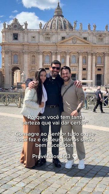 Foram meses de espera, de ansiedade, de silêncio…
mas também de fé, de confiança e de entrega.
E mesmo quando eu ainda não tinha a confirmação, no meu coração eu já sabia: seria lá.
Casar no Vaticano nunca foi só um …