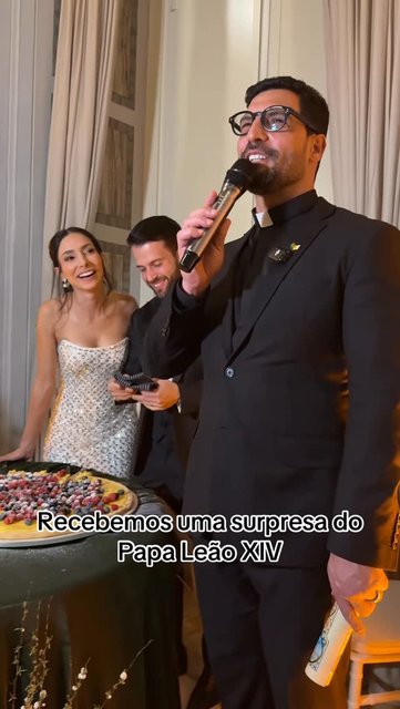 Nosso querido padre @jeffersonmerighetti nos fez essa linda surpresa: trouxe para nós um presente do Santo Papa Leão XIV.
O dia mais feliz das nossas vidas merece ter cada detalhe compartilhado. Preciso dar testemun…