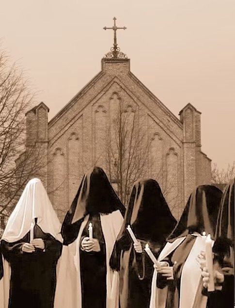 As Carmelitas veladas
Antes do Concílio Vaticano II, em certas ocasiões, as Carmelitas usavam véus que lhes tapavam o rosto. Estes véus eram usados sempre que alguma irmã tinha de aparecer em público, por exemplo num…