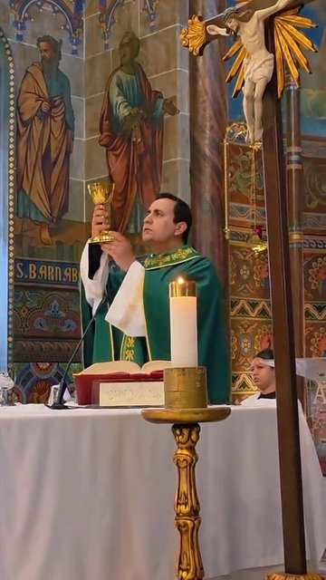 Momento lindo da Narrativa, no momento da Consagração, cantada conforme uma das sugestões do Missal Romano. Imagens de @meusaojosesantuariobh