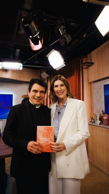 Chegamos em São Paulo e o primeiro compromisso da semana foi com a @redevida, participando do programa do querido @padrejuarez, o Bendita Hora.
Falamos sobre os meus livros, Era Deus Ali Comigo e Abraço na Alma, fala…