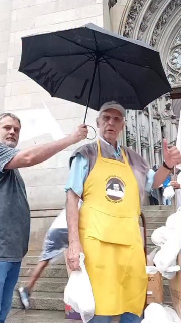 Na Sé . Muitas lâmpadas sem a luz que é Jesus