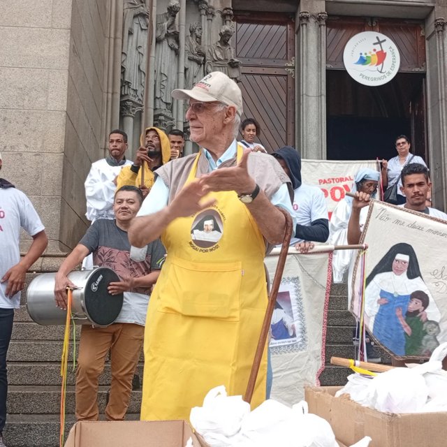 Ação na Sé com @padrejulio.lancellotti e voluntários
Na Praça da Sé, tantas lâmpadas brilham, mas muitas seguem apagadas — como se faltasse a luz de Jesus. Enquanto muita gente comemora, iluminada pelas luzes e pelo c…