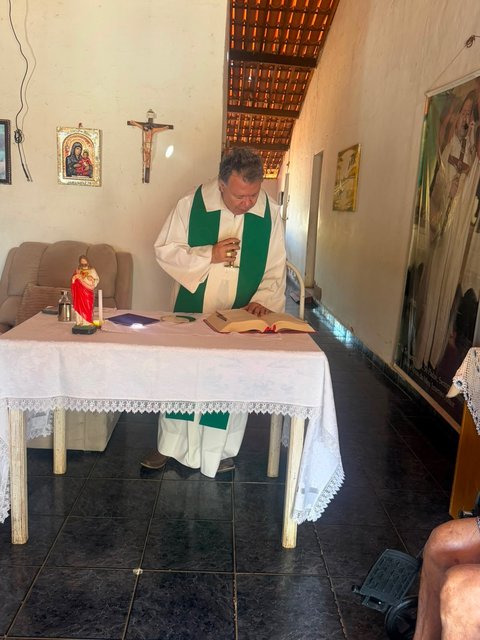Hoje tive a alegria de celebrar a Santa Missa junto da minha família. 🙏

Cada domingo é um convite para renovar a nossa fé, agradecer pelas bênçãos recebidas e confiar ainda mais na vontade de Deus.

Rezo para que o S…