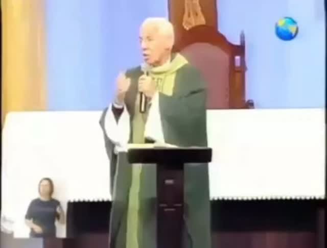 Padre Jonas ensinou, antes de tudo, a evangelização do tu a tu.

Como aprendo com ele! Não podemos ter medo das pessoas, muito menos substituir o encontro pelo discurso à distância. O caminho mais eficaz continua send…