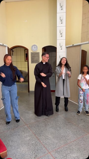 Eu fico muito feliz com o carinho das crianças e jovens. Deus abençoe.