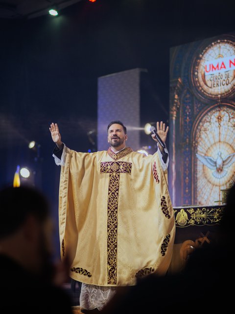 Com fé e confiança, damos a sétima volta, certos de que Deus realiza o impossível na vida daqueles que perseveram na oração. Que as muralhas caiam e o Senhor renove nossa esperança, nossa fé e nosso coração. Amém!✨