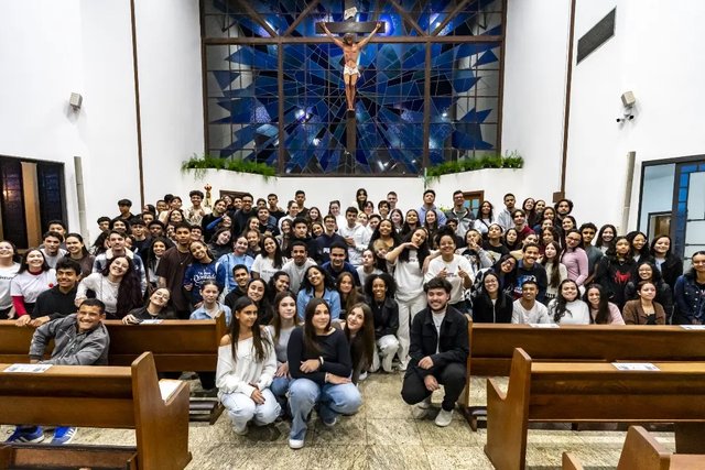 O 1° Encontro da Juventude da Forania São Paulo foi encerrado com a Santa Missa, coroando tudo o que os jovens viveram neste dia especial. O fogo que ardeu nos nossos corações agora precisa iluminar o mundo lá fora.
…