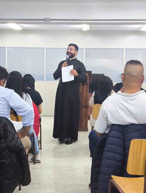 Os batizados divorciados e recasados civilmente devem ser mais integrados nas comunidades cristãs, nas várias formas possíveis, evitando toda a ocasião de escândalo. Eles não devem sentir-se excomungados, mas podem vi…